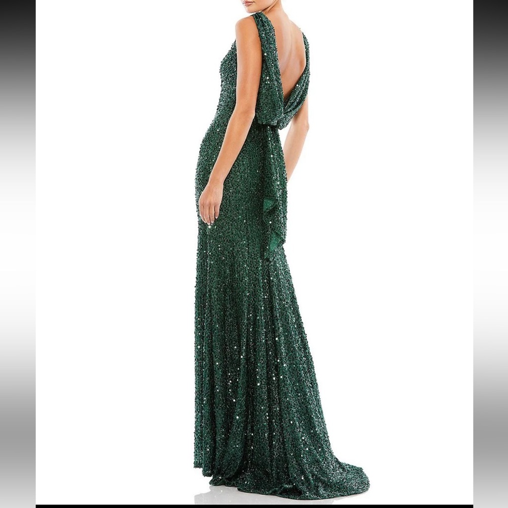 Mac Duggal Cowl Back Boat Neck Sequined Evening Gown in Emerald Green. Size 6.